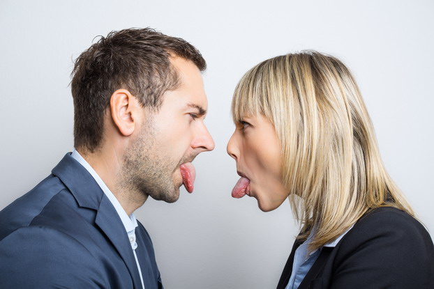 Erwachsene streiten wie die Kinder. Keine Selbstkontrolle unter Stress.